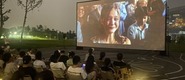 （肉棒顶水哈啊嗯视频转载）成都秋夜“新耍法”：到公园看坝坝电影